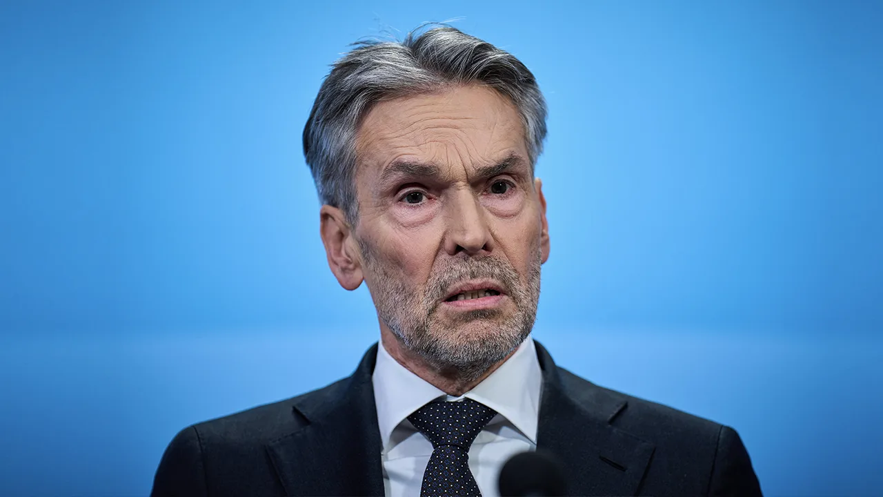 'Lintjesdebat' meteen geschorst; oppositie eist dat premier Dick Schoof aanwezig is