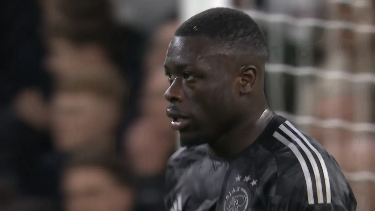 KANS: Brobbey krijgt vlak voor rust levensgrote kans