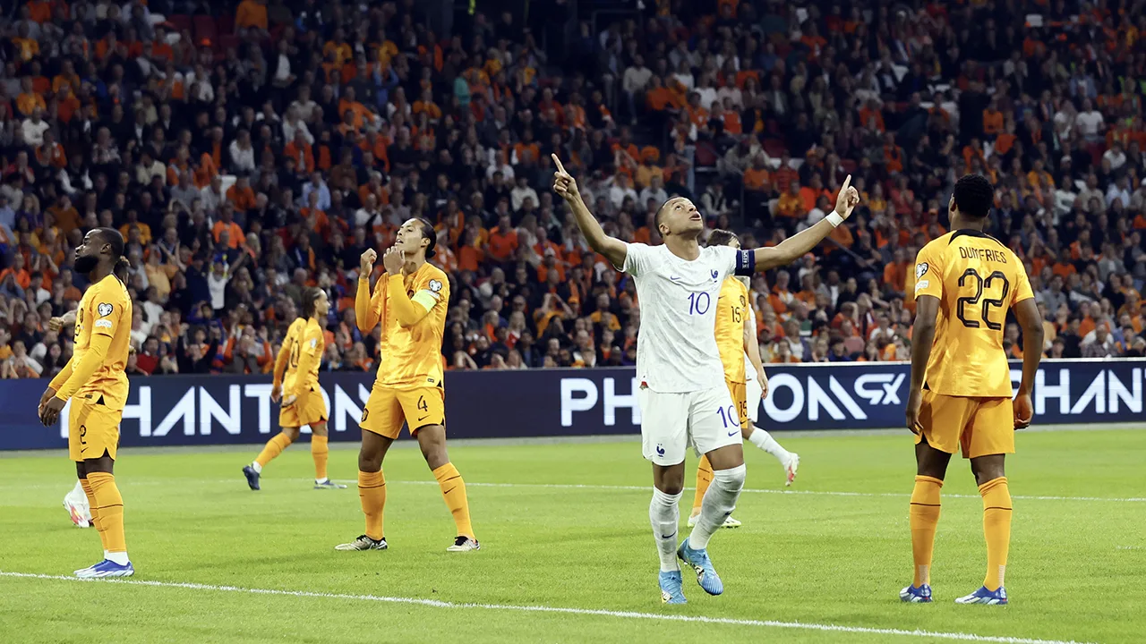 Weergaloze Mbappé bezorgt Oranje opnieuw nederlaag