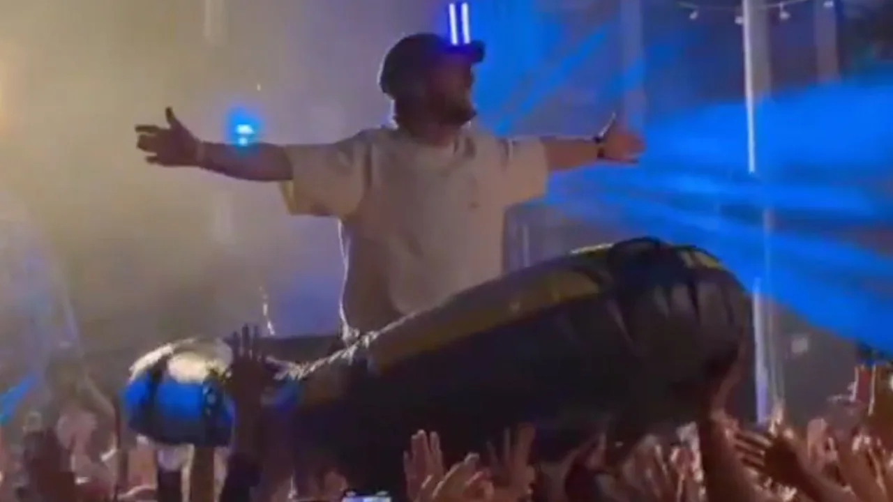 Video: Crowdsurfende Mertens kondigt voetbalpensioen aan op nummer van de Backstreet Boys