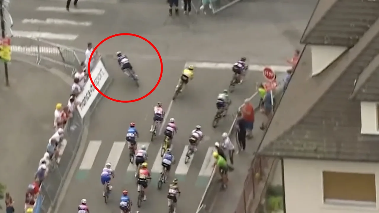 Oeps! Koploper neemt verkeerde afslag in laatste kilometer van etappe