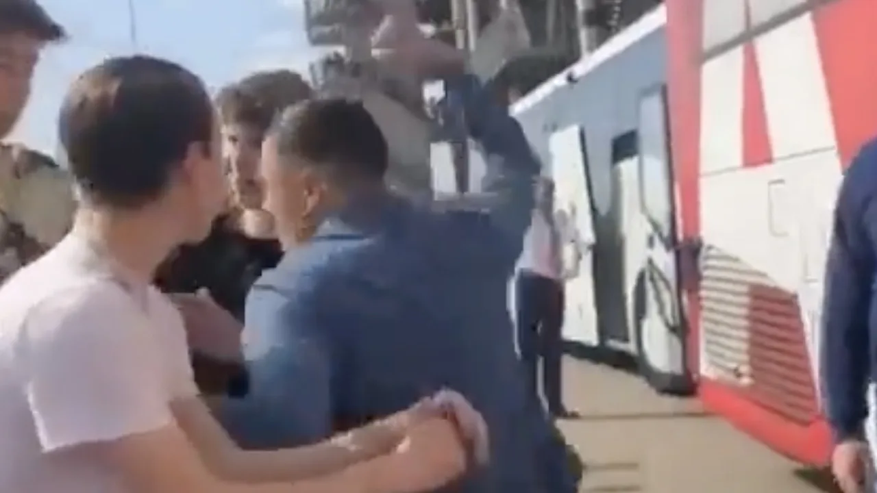 Video: Steven Berghuis haalt na FC Twente-Ajax uit naar supporter