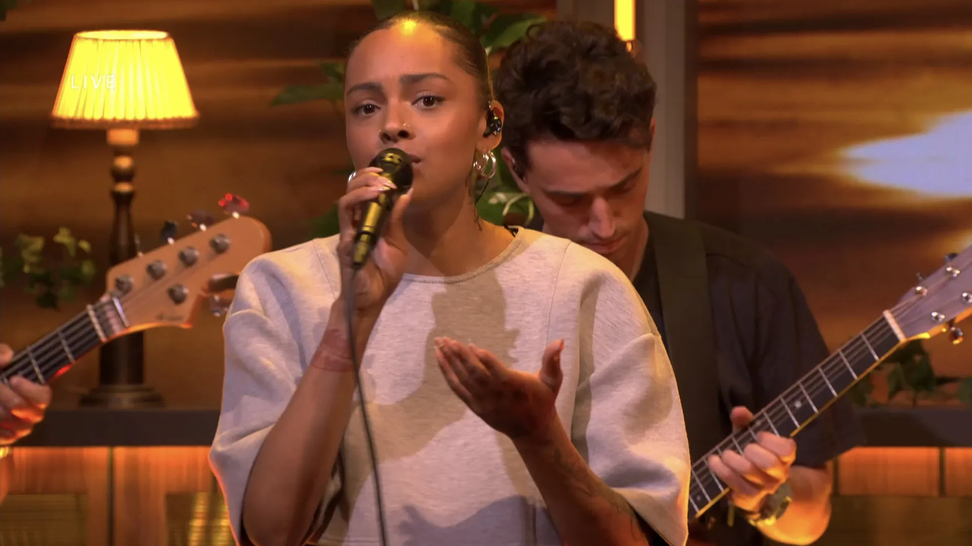 Zoë Livay trapt nieuw seizoen De Oranjezondag af met haar nieuwe hit ‘Huisje Aan De Zee’