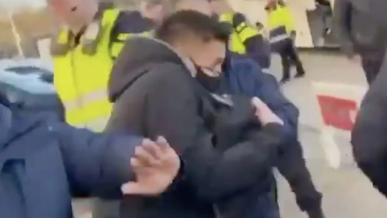 VIDEO - Tadic krijgt munt tegen hoofd gegooid en wordt verrot gescholden