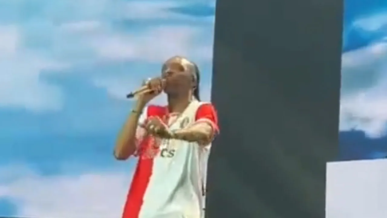 Rapper Snoop Dogg trekt Feyenoord-shirt aan tijdens optreden in Ahoy