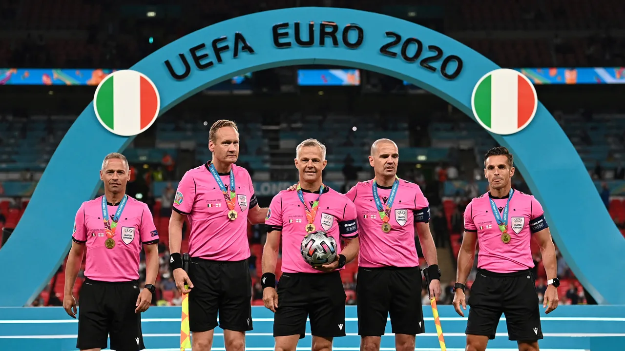 KNVB benoemt scheidsrechter Björn Kuipers tot bondsridder