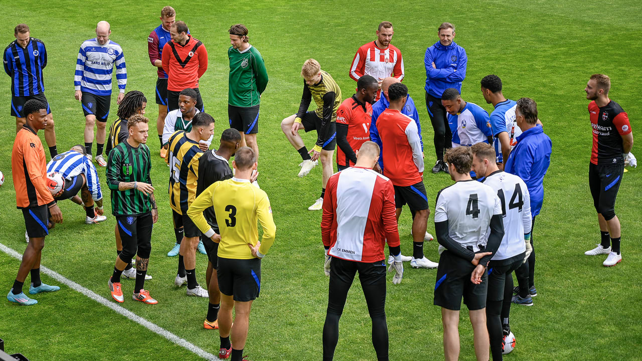 Oranje-internationals trainen in het shirt van hun oude amateurclubs