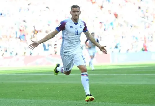 Finnbogason viert rentree met hattrick