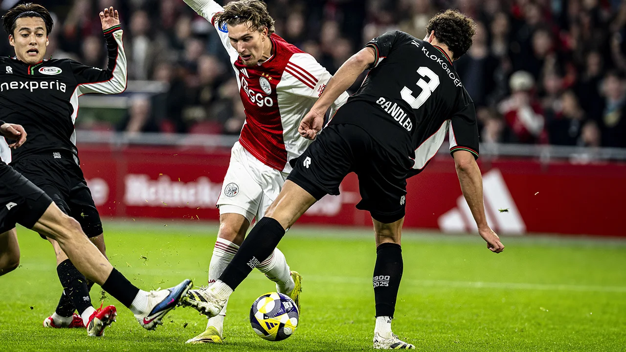 Terughoudend Ajax en dreigend NEC houden elkaar in evenwicht