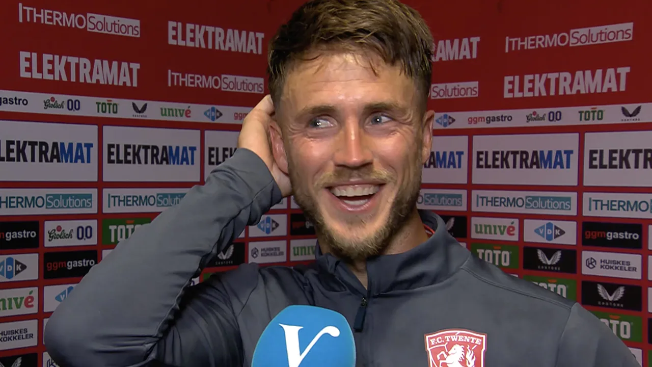 Van Wolfswinkel moet lachen na eerste vraag: 'Ga je hem gewoon terugkaatsen?'