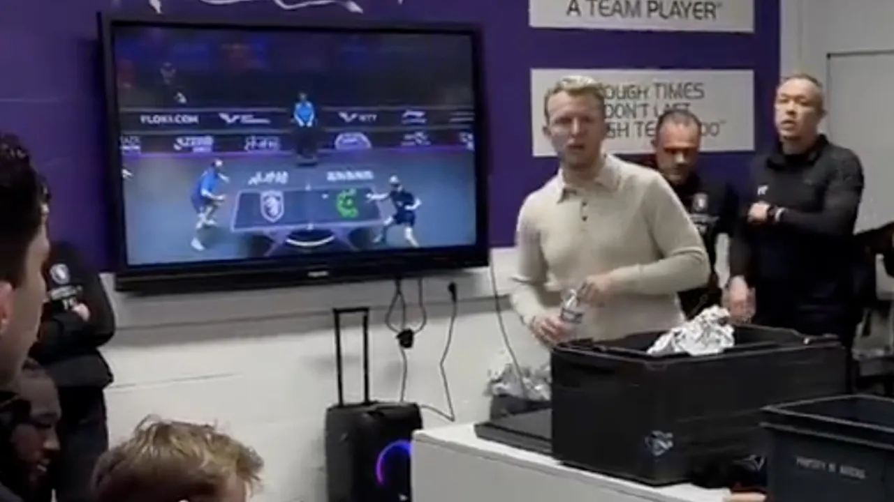 Dirk Kuyt laat na tweede competitiezege beelden van tafeltenniswedstrijd zien in kleedkamer