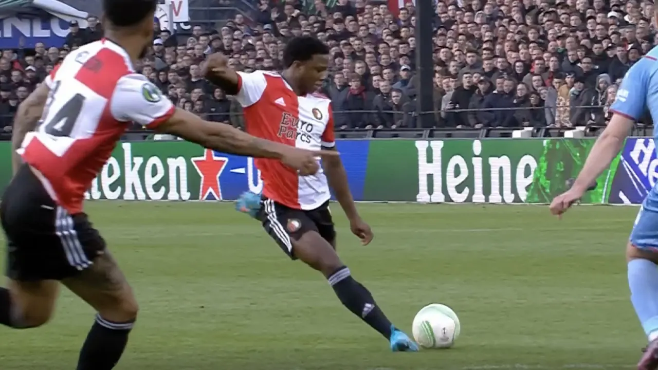 KANS: Malacia schiet rakelings naast