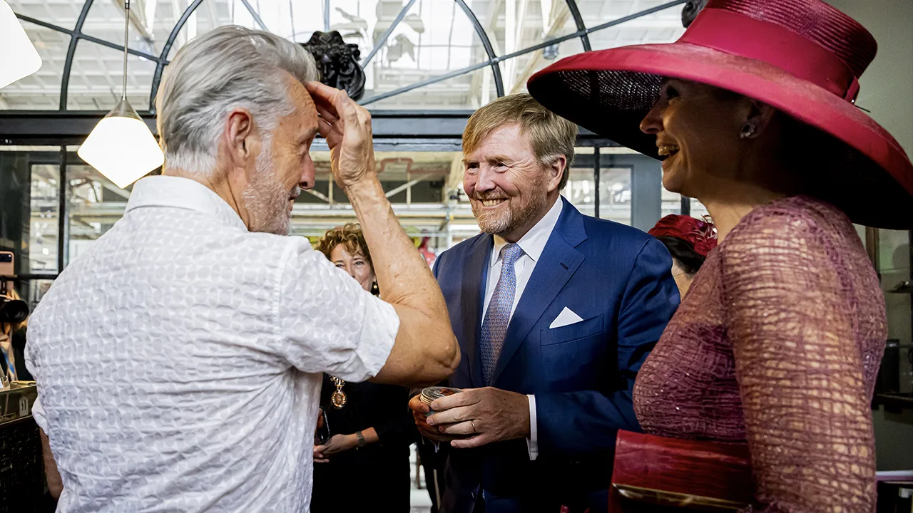 Willem-Alexander krijgt ongevraagd haaradvies van kapper: 'Dat zou voor het eerst in 60 jaar zijn!'