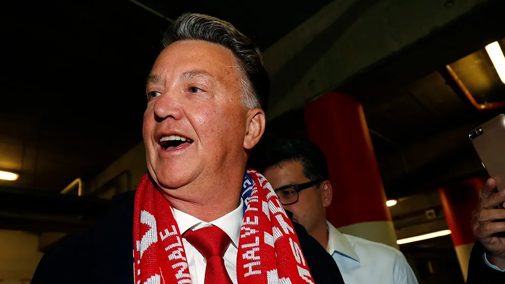 Van Gaal deelt boeken uit bij training Ajax