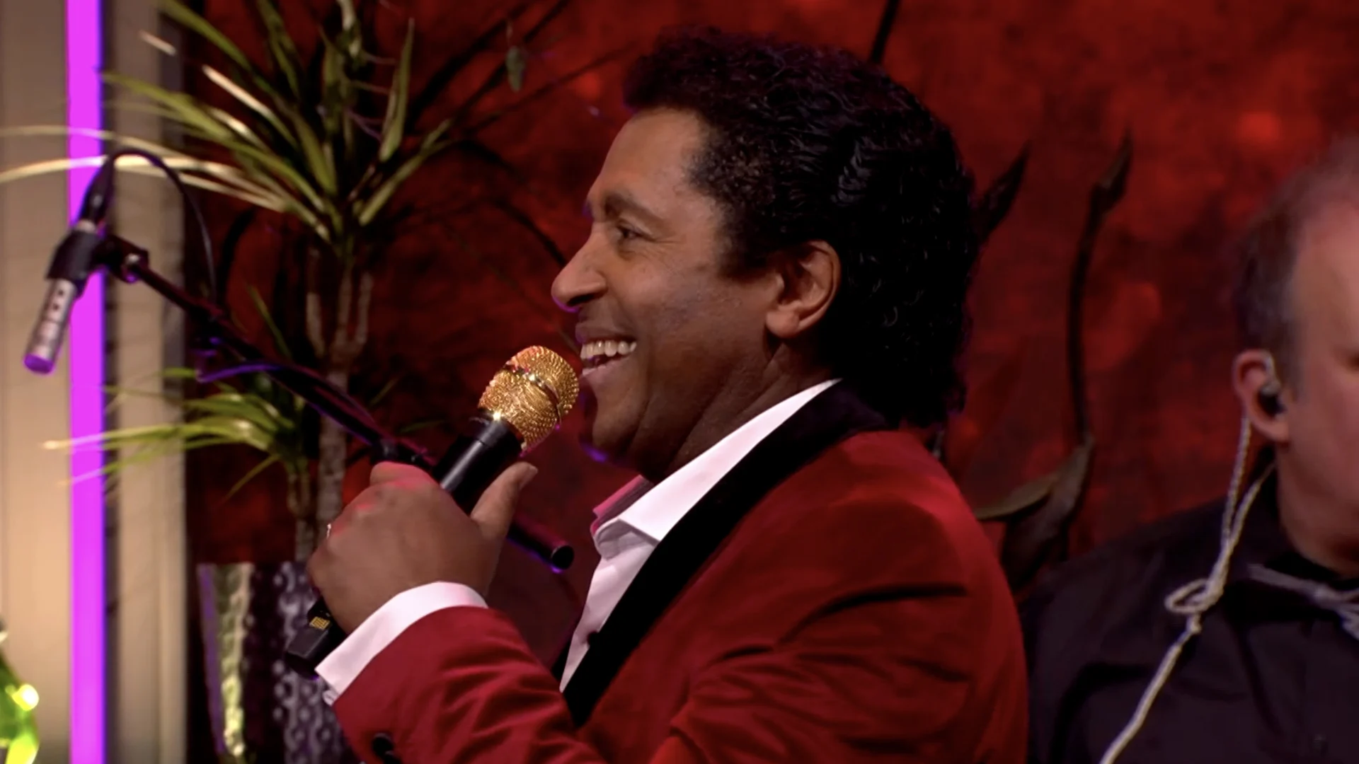 The Lou Rawls Experience speelt Groovy People en Lady Love in commercial break van De Oranjezondag!