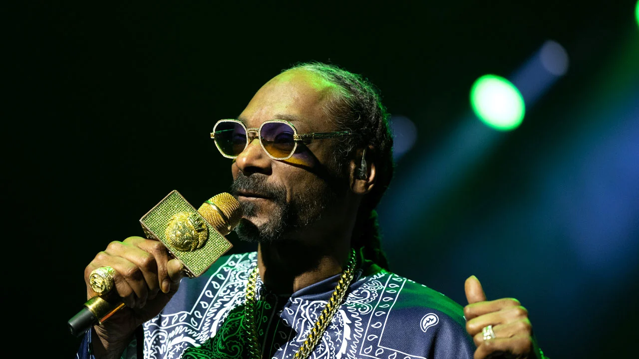 Snoop Dogg deelt foto met Feyenoordshirt na rellen Klassieker