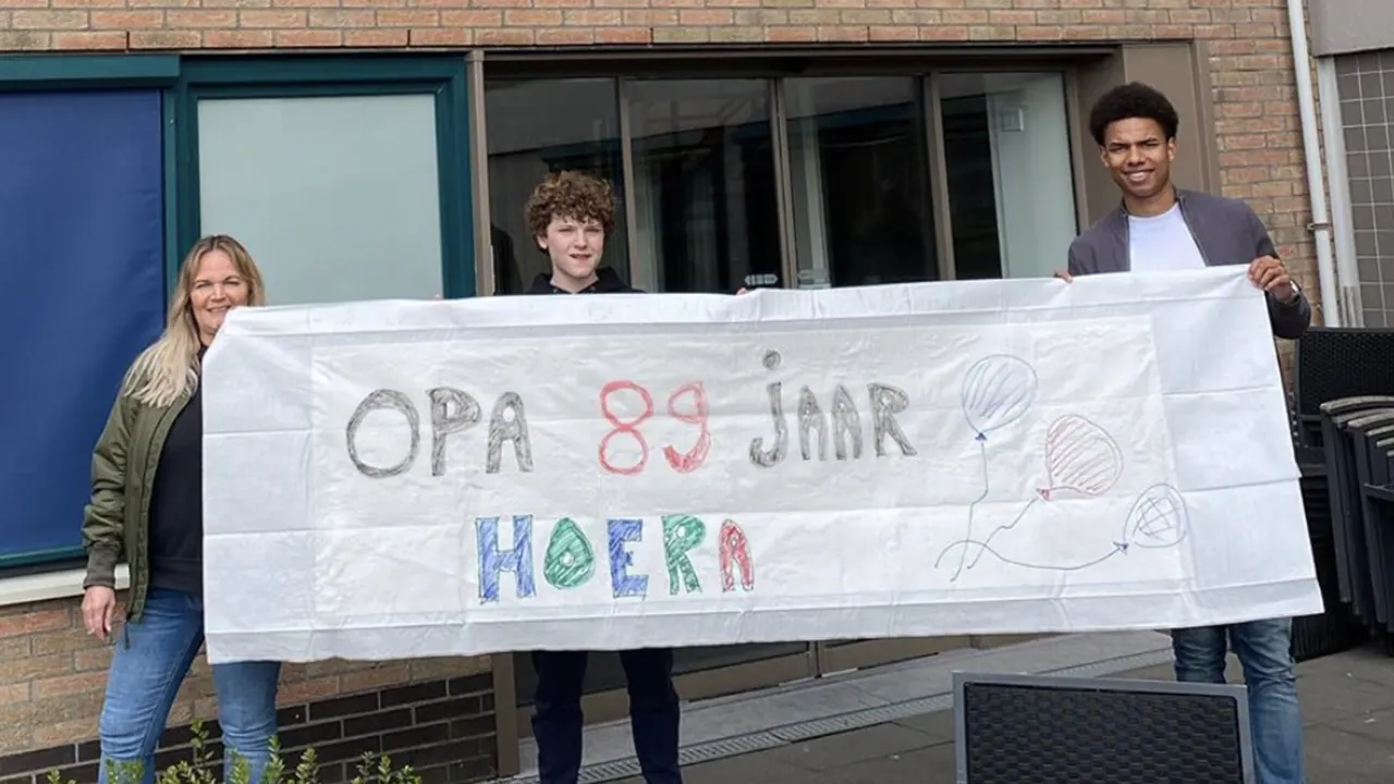 Calvin Stengs feliciteert opa met groot spandoek in coronatijden
