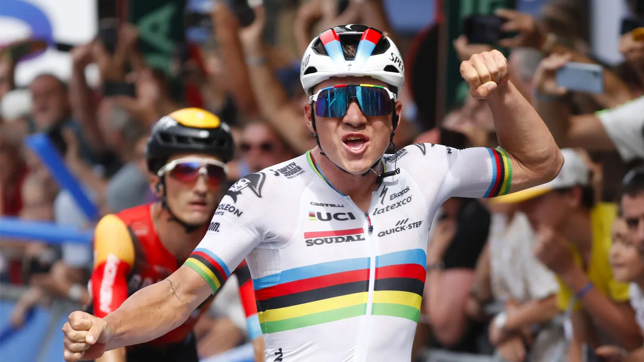 Remco Evenepoel wint voor derde keer Clásica San Sebastián