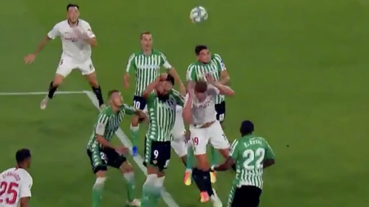 Luuk de Jong versiert penalty, Ocampos schiet Sevilla op voorsprong in derby