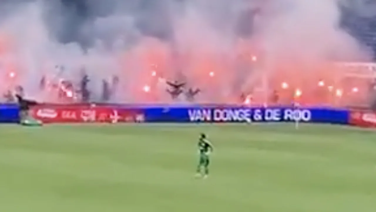 Feyenoord-fans betreden tribunes in De Kuip en steken vuurwerk af, Feyenoord-RKC stilgelegd