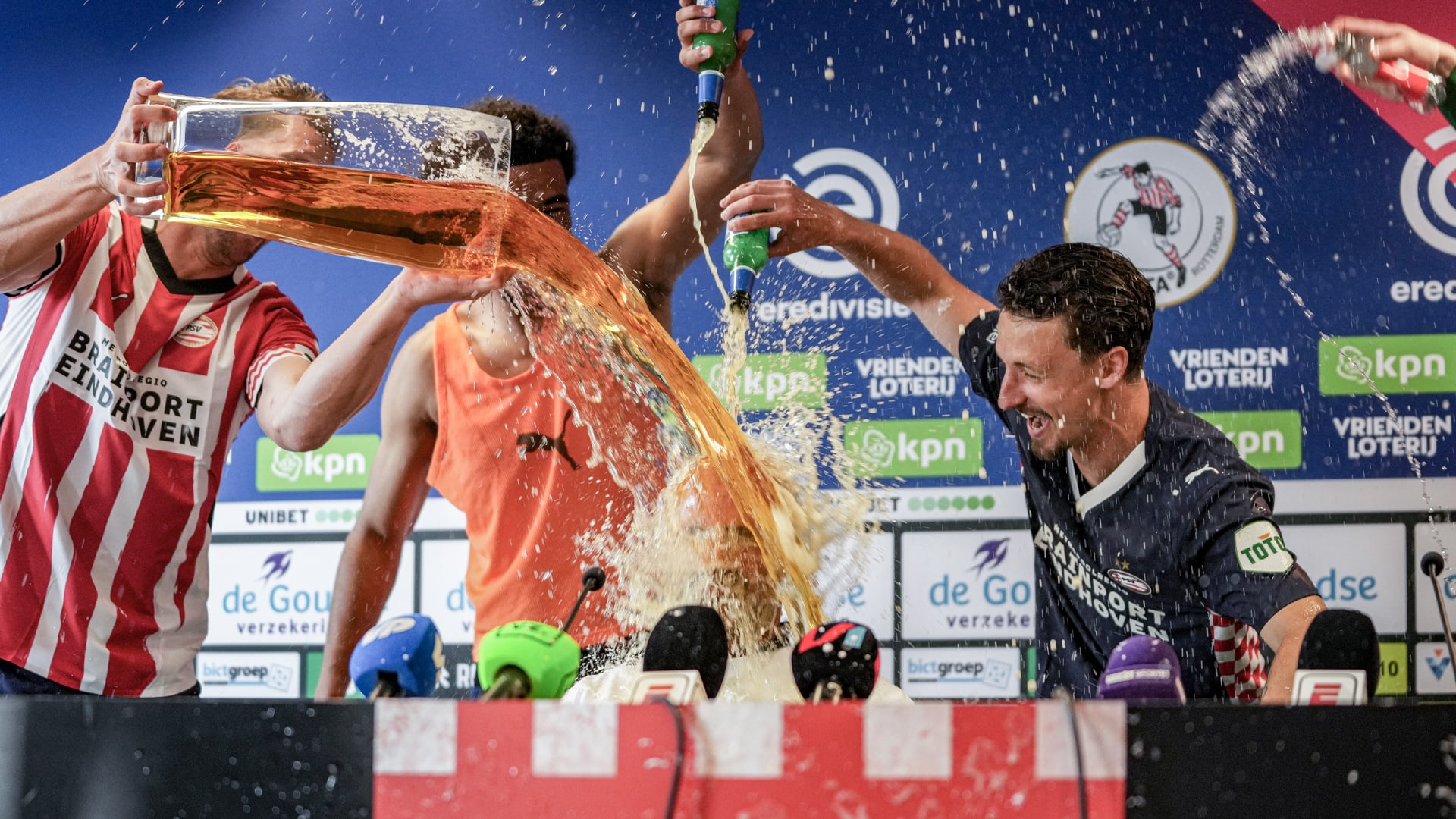 Peter Bosz kreeg in de bus nóg een bierdouche: 'Dat was niet de bedoeling!'