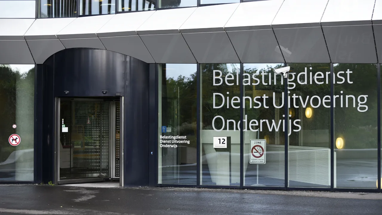 Boze studenten gooien dildo's tegen gebouw DUO vanwege verhoging rente op studieschuld