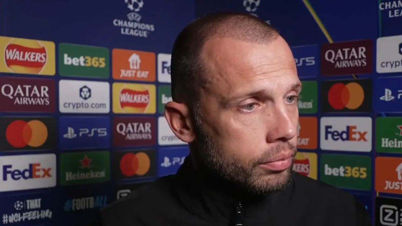 John Heitinga na spreekkoren van Ajax-fans over ontslag: 'Ik snap de emoties'