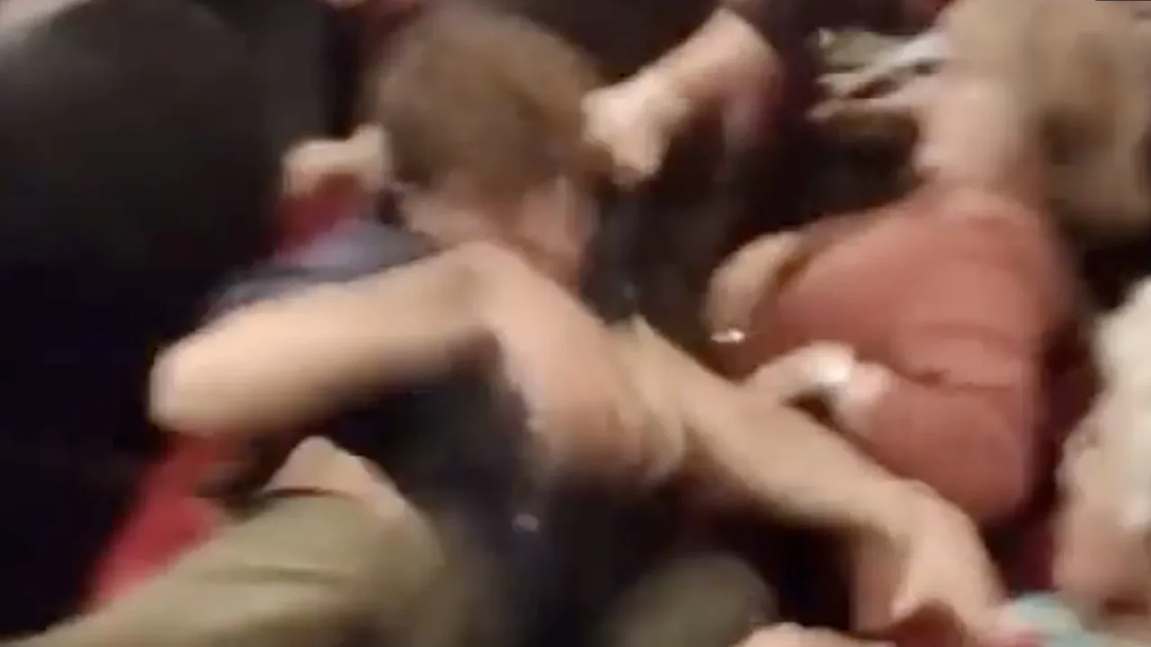 Video: Bezoekers Concertgebouw werken klimaatactivist de zaal uit: 'Wegwezen!'