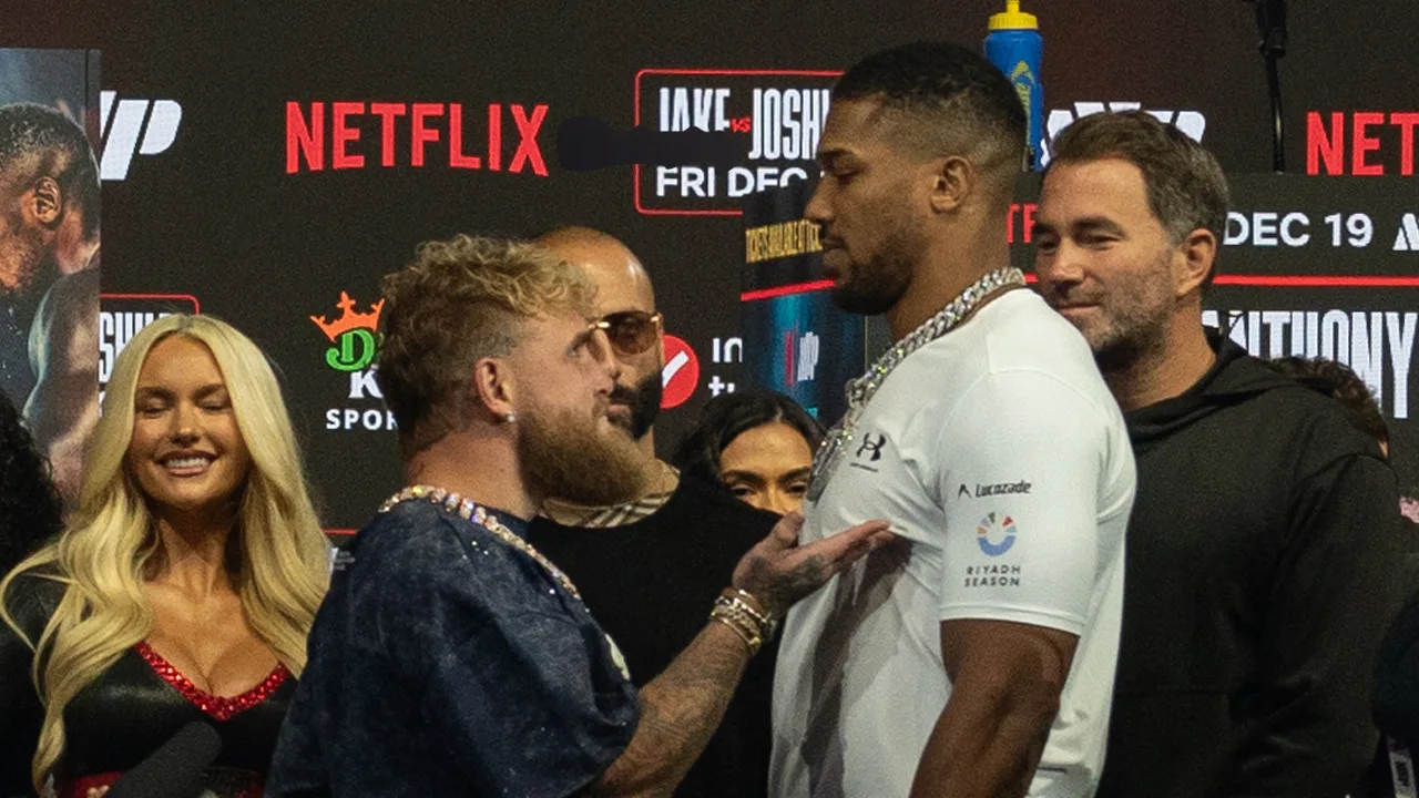 Video: Jake Paul zit tijdens staredown aan tepel van Anthony Joshua