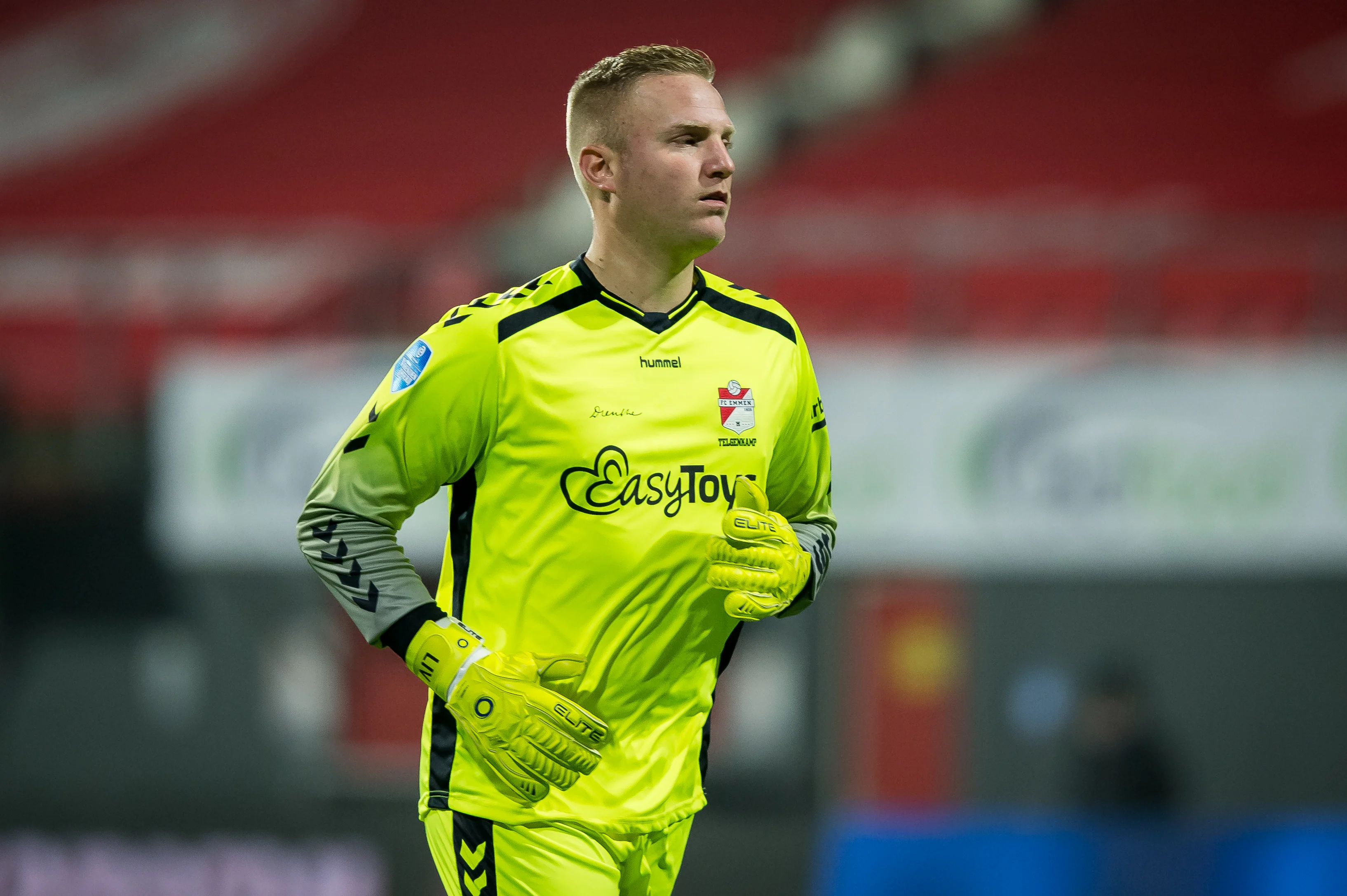 FC Emmen-fans helpen hun verdediging op ludieke wijze