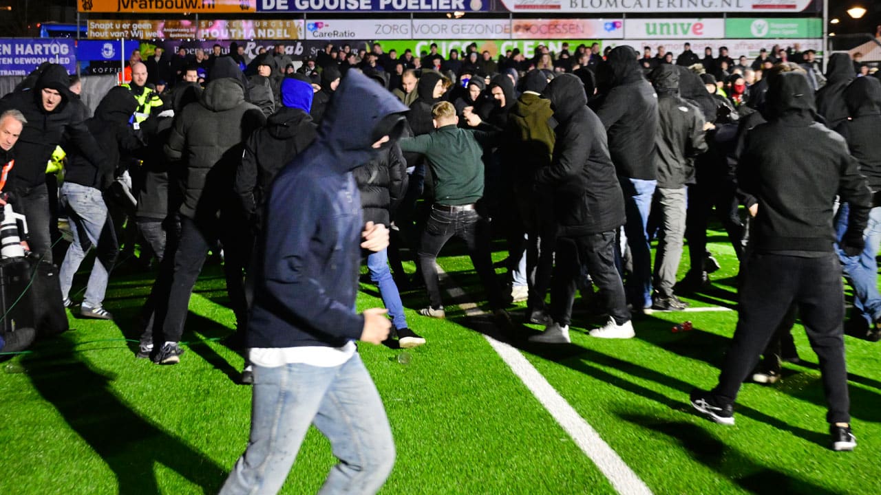 Grote vechtpartij op veld Spakenburg na wedstrijd tegen FC Twente