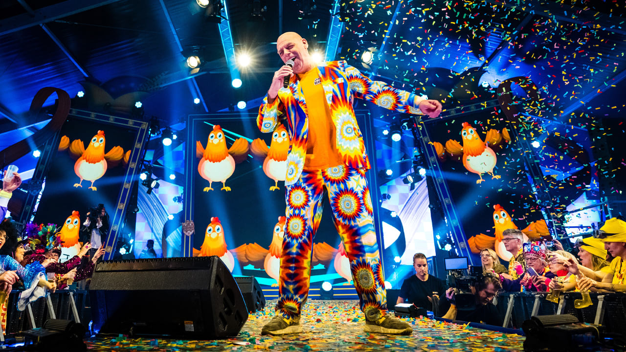 Feestzanger Jan Biggel verbaasd over eigen uurtarief: 'Ik kan toch helemaal niet zingen?'