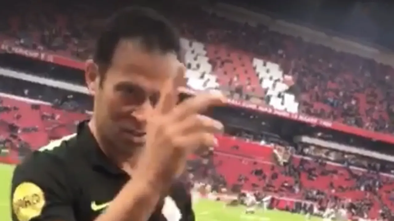 LOL! Bas Nijhuis steelt telefoon tijdens warming-up