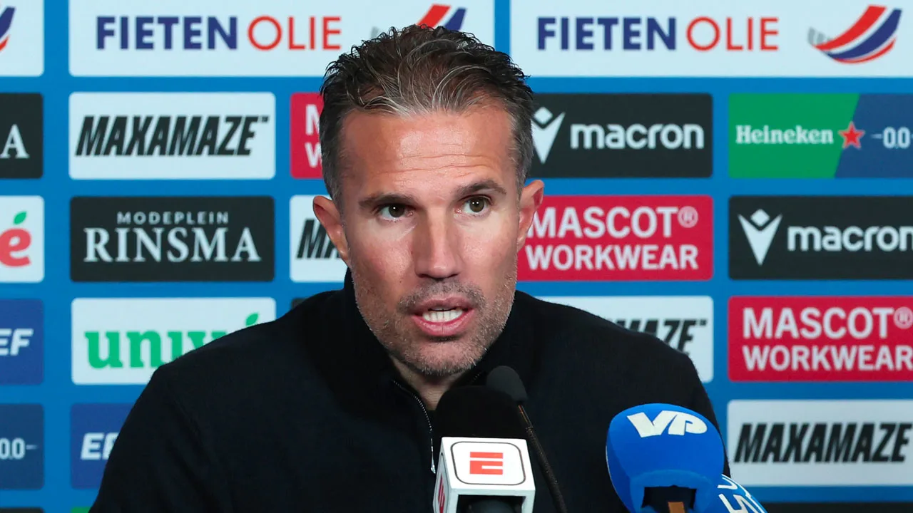 Robin van Persie baalt van verspeelde punten tegen Heerenveen: 'Zuur en overkomt ons te vaak!'