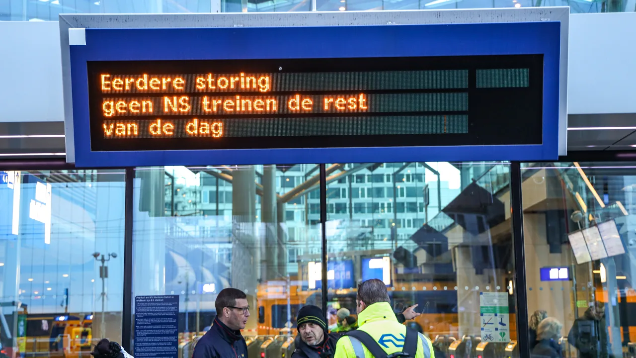 Staatssecretaris Heijnen kritisch op storing NS: 'Ze hebben een zeer slechte beurt gemaakt'