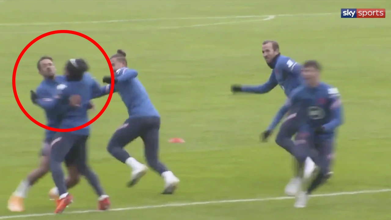 Pijnlijk: Trippier en Ings botsen op training en blijven uitgeteld liggen