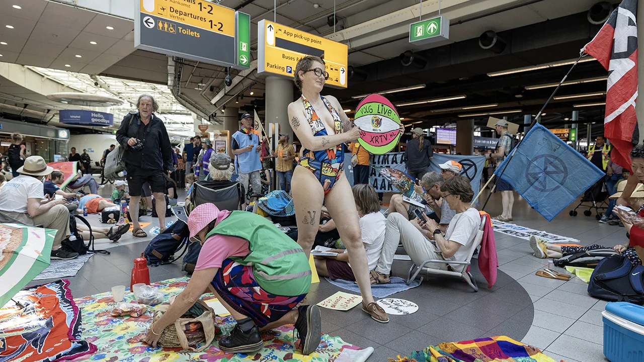 Klimaatactivisten protesteren op Schiphol Plaza