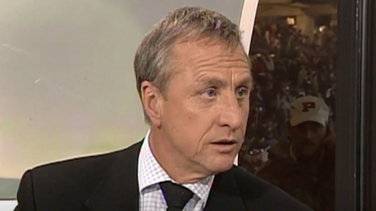 Mooie beelden: Johan Cruijff doet voorbeschouwing van Ajax-Roma in 2002