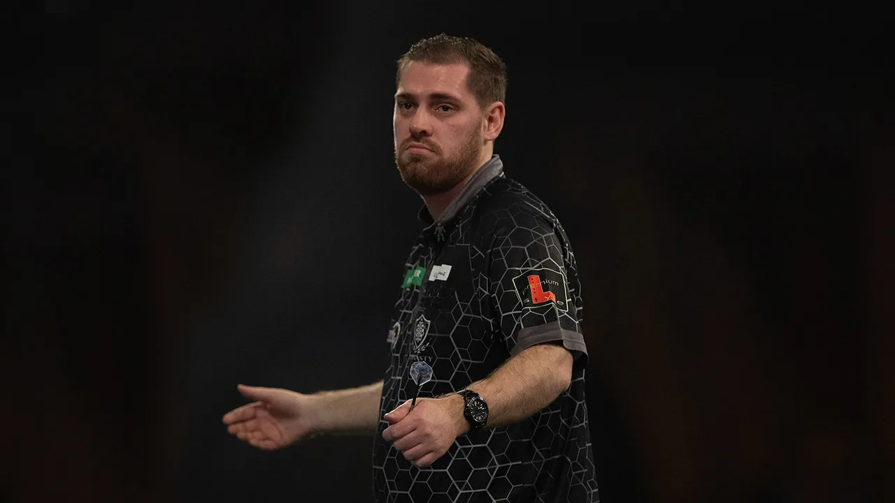 Berry van Peer verlaat WK-darts na een intense wedstrijd tegen Damon Heta