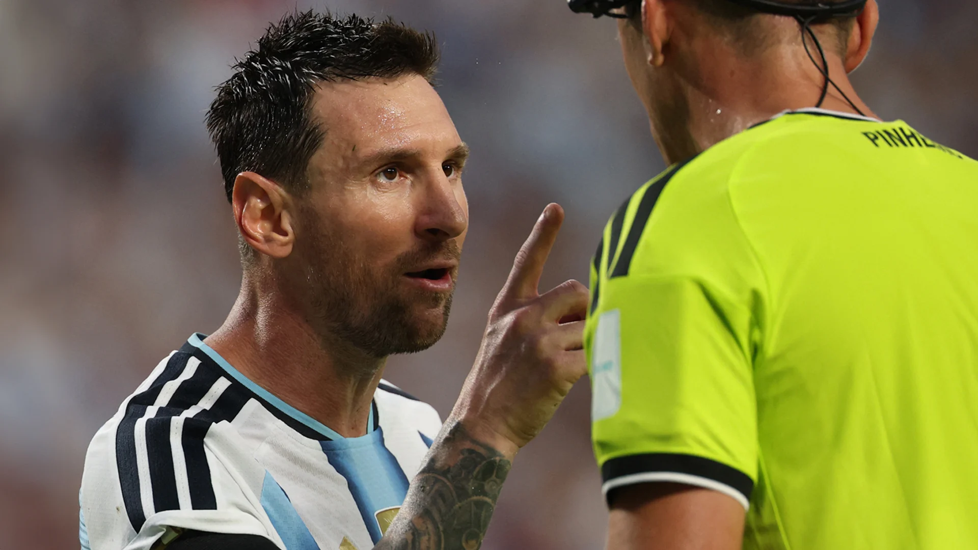 Voormalig scheidsrechter over FIFA-instructie bij WK's: 'Belangrijk dat topspelers in het toernooi blijven'