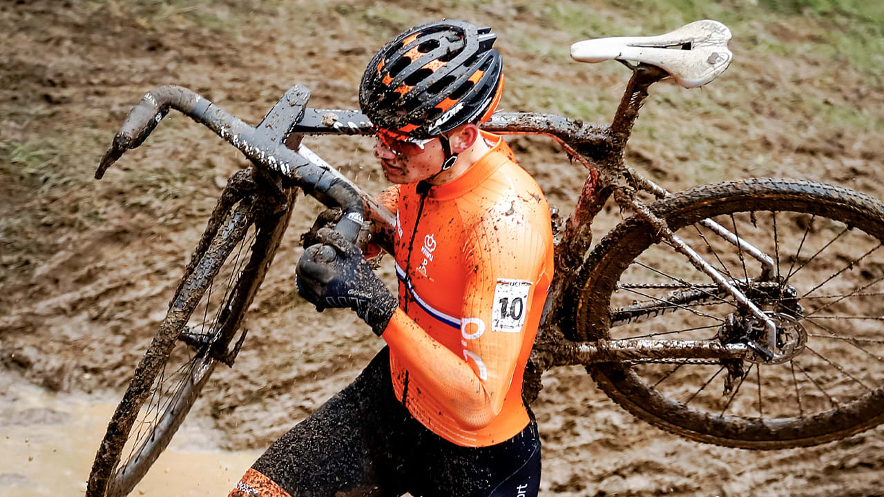 Van der Poel ongenaakbaar naar derde wereldtitel veldrijden
