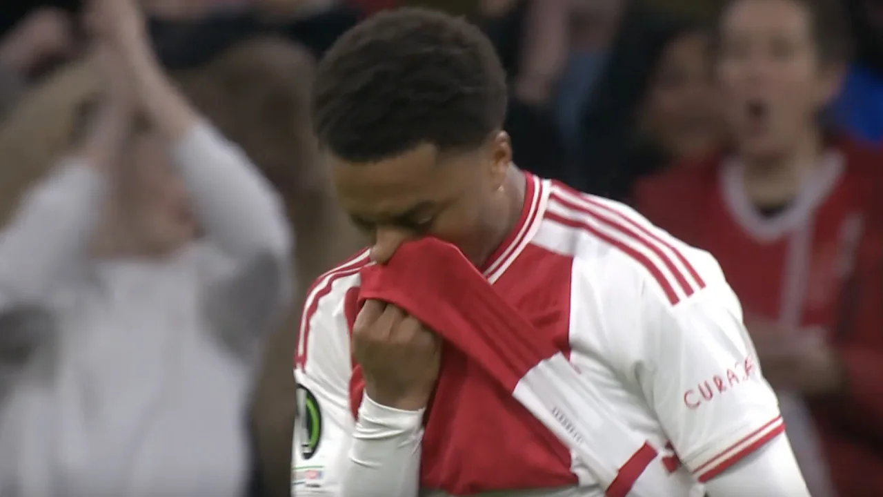 KANS: Chuba Akpom raakt via doelman Haug de lat