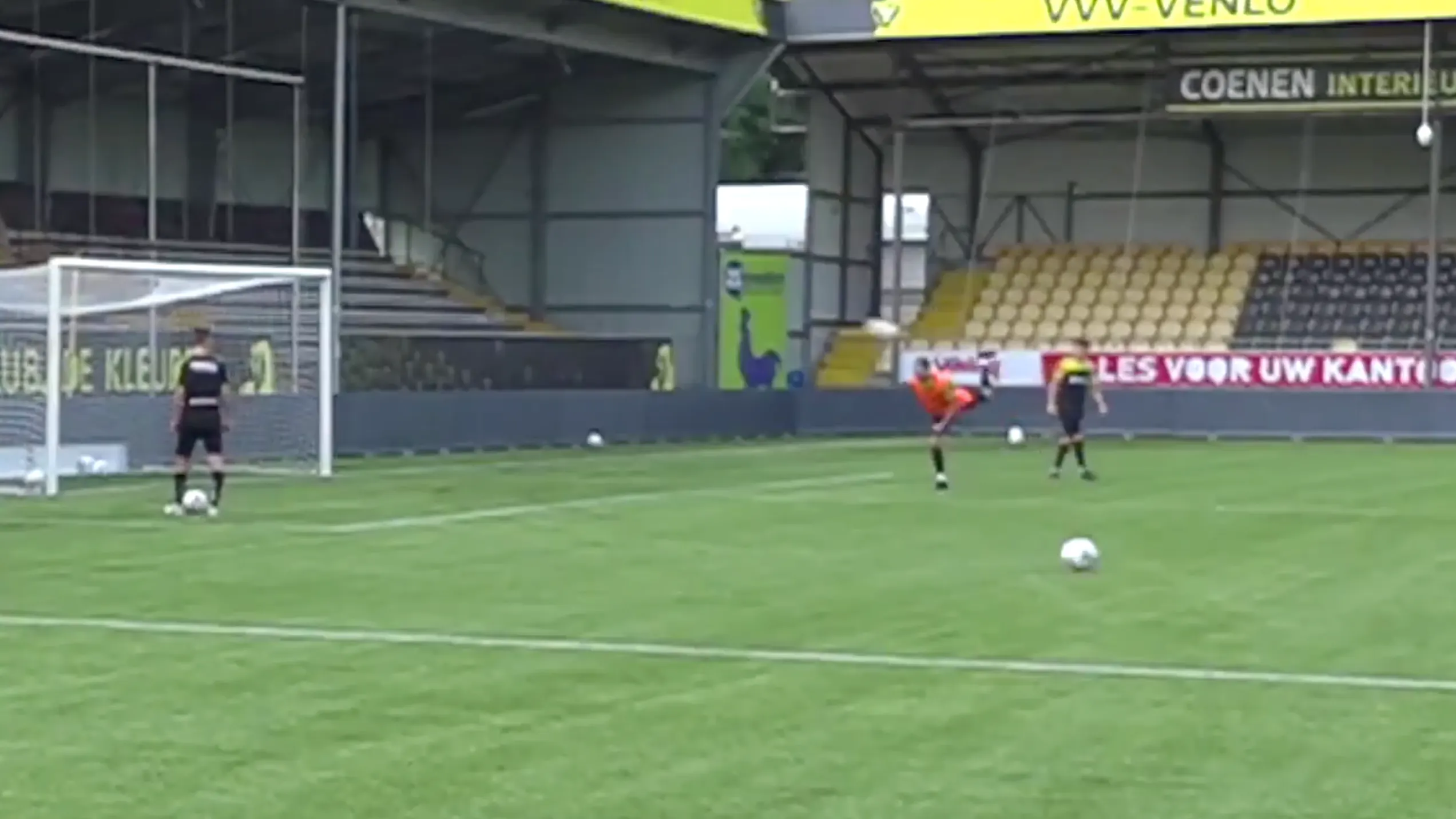 WOW! Janssen maak wereldgoal tijdens interview Cattermole