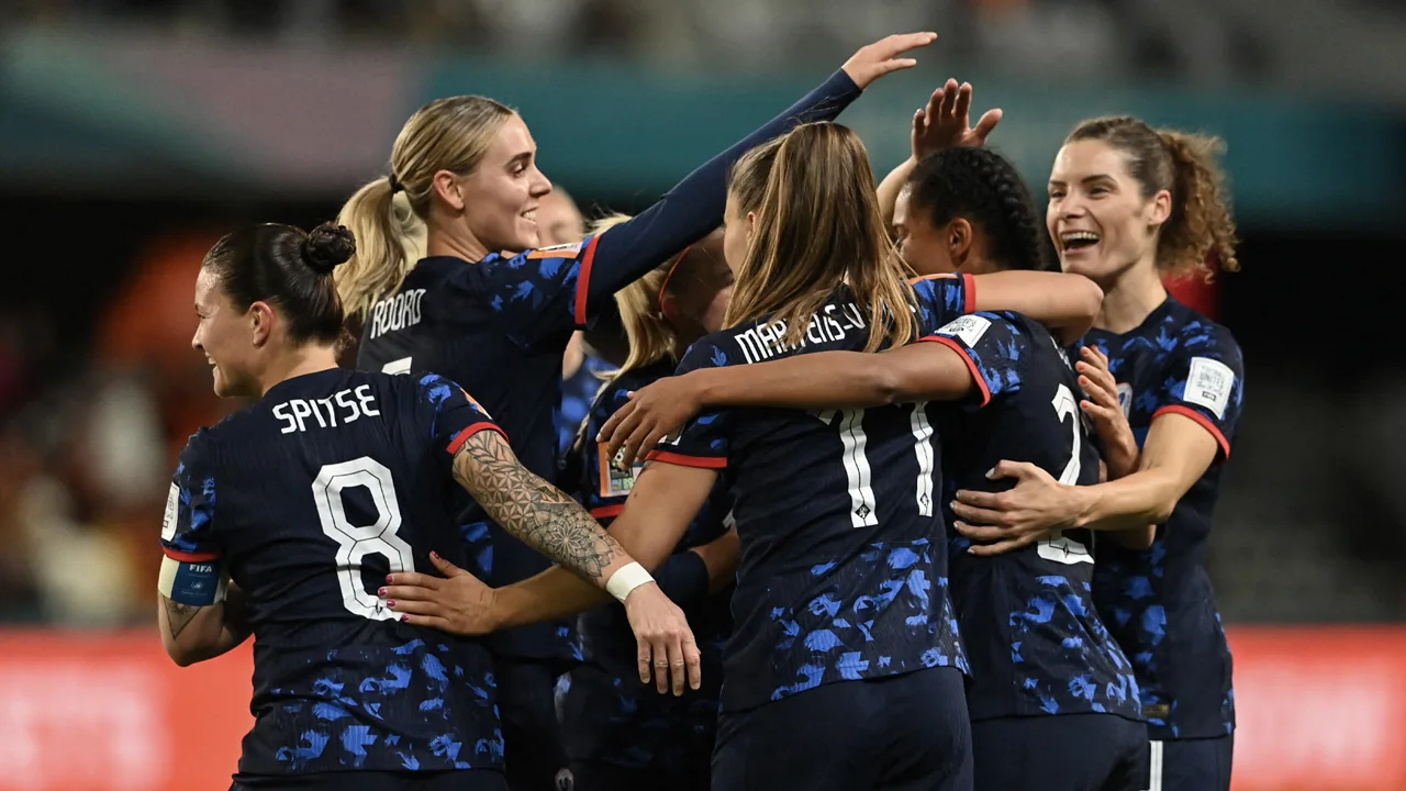 Voetbalsters Oranje groepswinnaar op WK na galavoorstelling tegen Vietnam