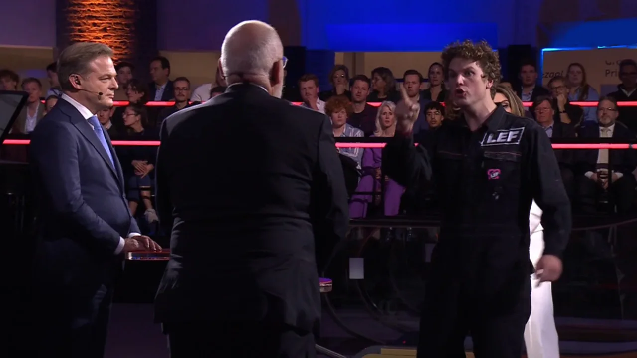 Video: Demonstrant verstoort slotdebat NOS