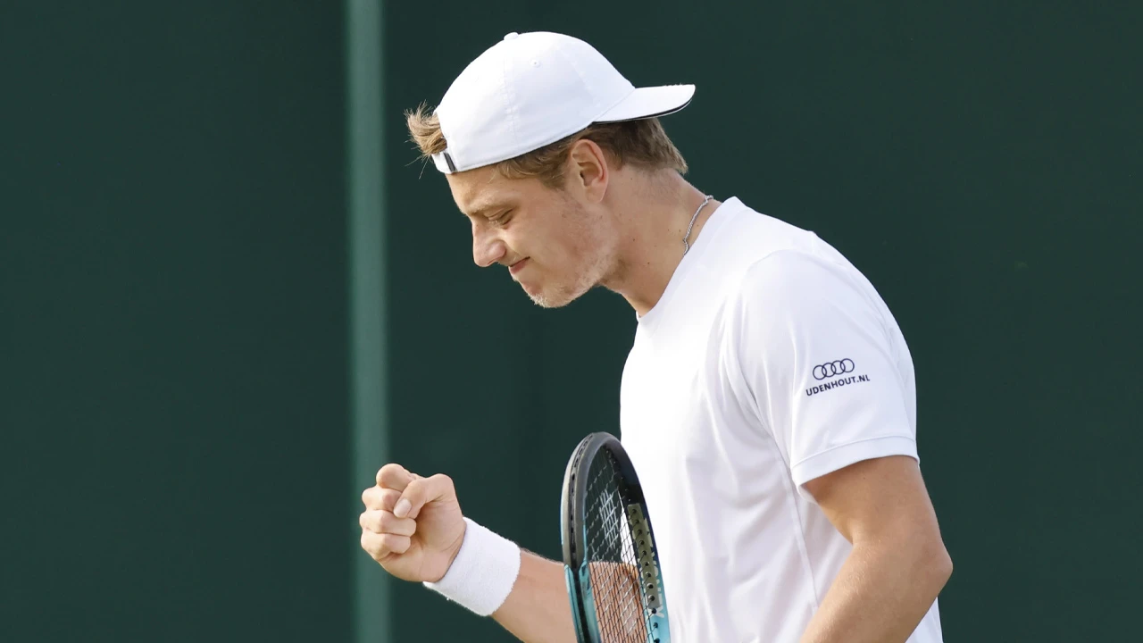 Van Rijthoven bij debuut naar derde ronde op Wimbledon