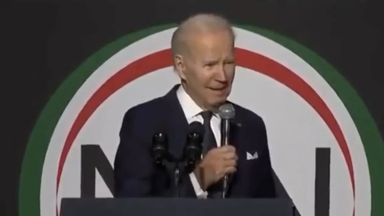 Joe Biden zingt ‘Happy Birthday’ maar vergeet naam van de jarige