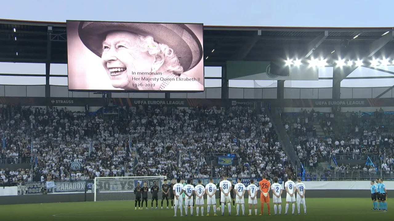 Minuut stilte voor overlijden Queen Elizabeth bij start tweede helft Zürich - Arsenal