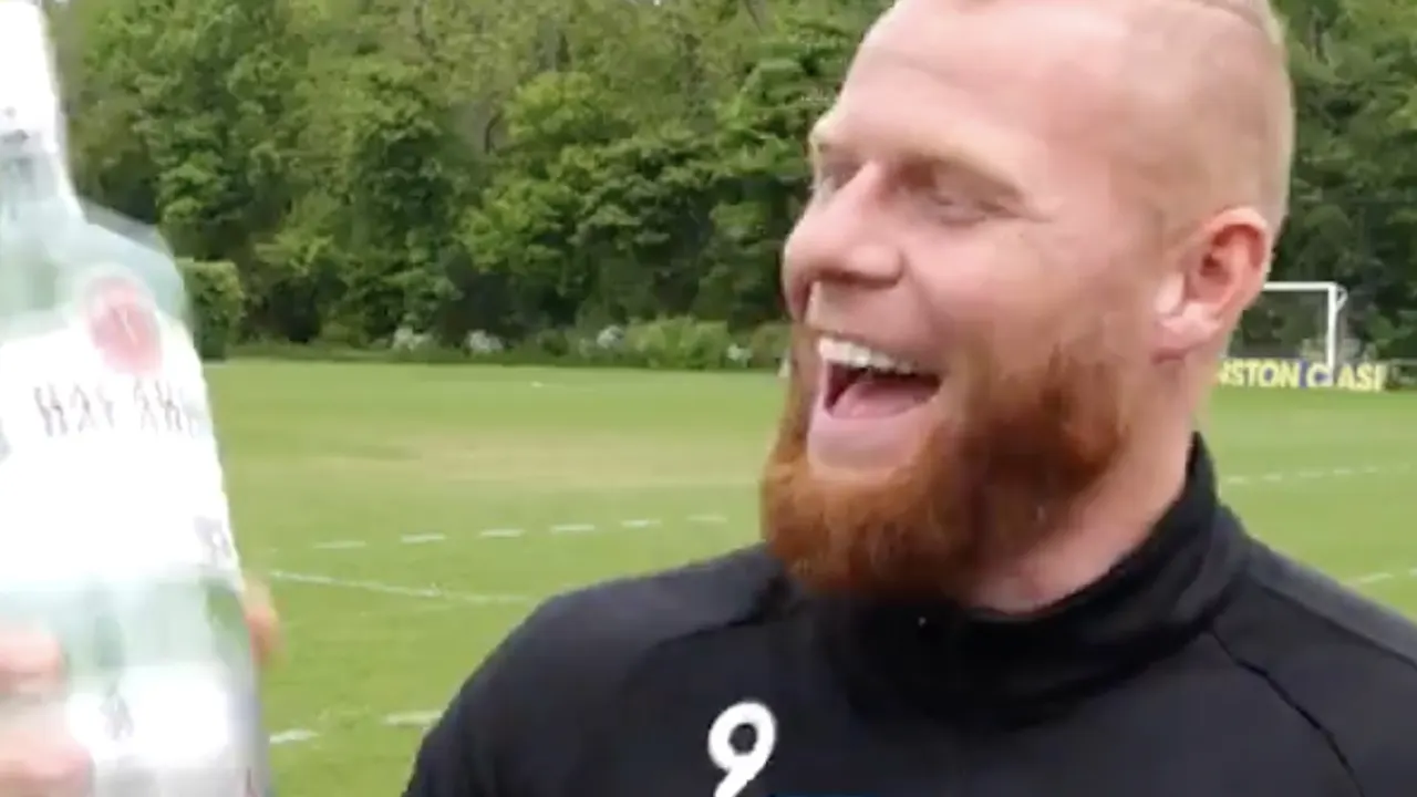 ADO-spits Verheydt wint weddenschap en ontvangt drie flessen Bacardi: 'Lekker man!' 