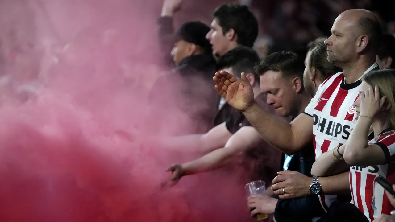 UEFA legt PSV fikse boetes op voor vuurwerk en ordeverstoringen
